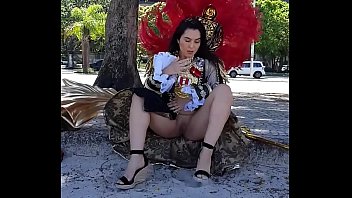 Mimi se masturbando com traje de carnaval